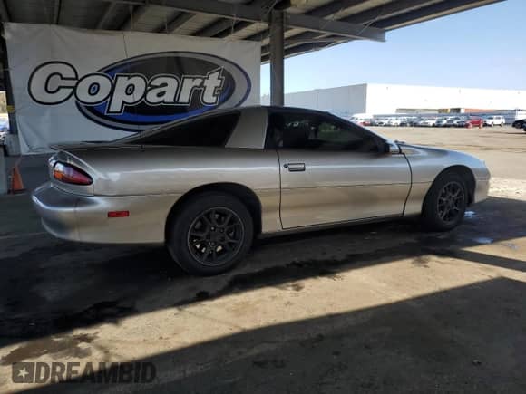 2002 Chevrolet Camaro z VIN 2G1FP22K122166392, wystawiony jako Copart lot #81585385 z przebiegiem 142 131 mil mil oraz Szkoda całkowita • Salvage title. Historia ofert i sprzedaży dostępna na DreamBid. Obrazek 3.