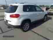 2017 Volkswagen Tiguan Wolfsburg Edition z VIN WVGRV7AXXHW509109, wystawiony jako IAAI lot #42477386 z przebiegiem 77 645 mil mil oraz . Historia ofert i sprzedaży dostępna na DreamBid. Obrazek 4.