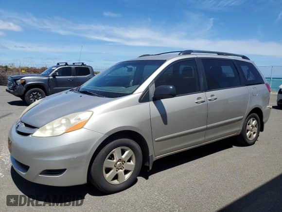 2010 Toyota Sienna CE z VIN 5TDKK4CC3AS302574, wystawiony jako Copart lot #65031275 z przebiegiem 133 319 mil mil oraz Szkoda całkowita • Salvage title. Historia ofert i sprzedaży dostępna na DreamBid. Obrazek 1.