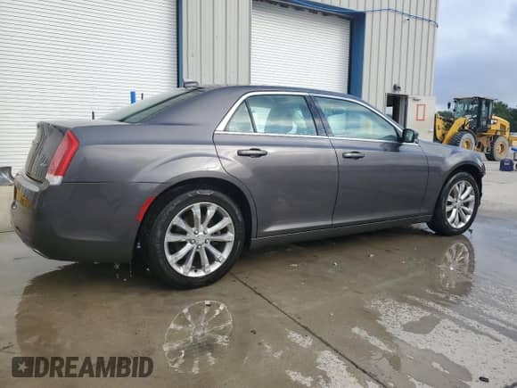 2017 Chrysler 300 Limited z VIN 2C3CCARG9HH591743, wystawiony jako Copart lot #81615595 z przebiegiem 109 601 mil mil oraz Szkoda całkowita • Salvage title. Historia ofert i sprzedaży dostępna na DreamBid. Obrazek 3.