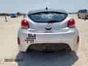 2013 Hyundai Veloster w/Black Int z VIN KMHTC6AD9DU147646, wystawiony jako Copart lot #58495585 z przebiegiem 121 781 mil mil oraz Szkoda całkowita • Salvage title. Historia ofert i sprzedaży dostępna na DreamBid. Obrazek 6.