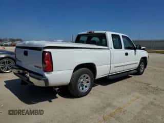2005 Chevrolet Silverado 1500 LS z VIN 1GCEC19Z45Z151026, wystawiony jako Copart lot #84016025 z przebiegiem 143 668 mil mil oraz Szkoda całkowita • Salvage title. Historia ofert i sprzedaży dostępna na DreamBid. Obrazek 3.
