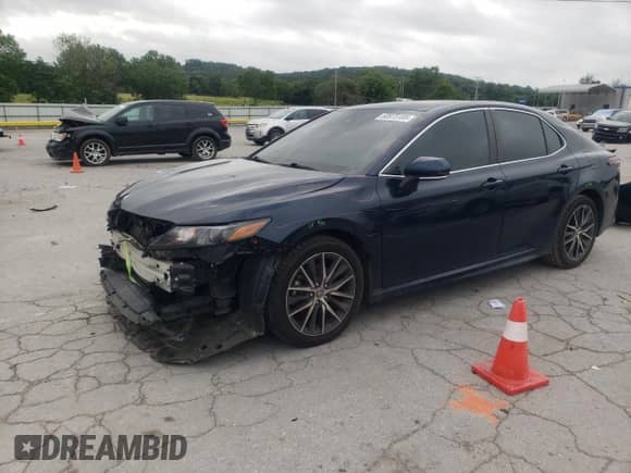 2021 Toyota Camry SE z VIN 4T1S11AK3MU521896, wystawiony jako Copart lot #60973185 z przebiegiem 108 116 mil mil oraz Szkoda całkowita • Salvage title. Historia ofert i sprzedaży dostępna na DreamBid. Obrazek 1.