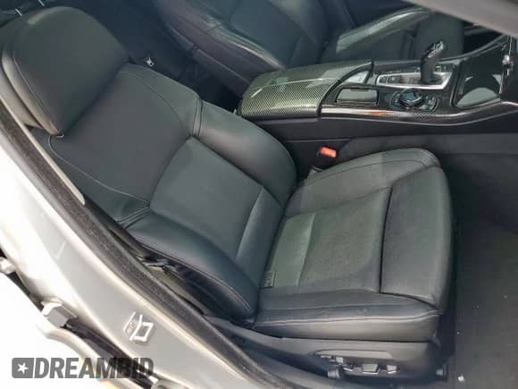 2016 BMW 5 Series 550i z VIN WBAKN9C57GD962477, wystawiony jako Copart lot #57103575 z przebiegiem 57 574 mil mil oraz Czysty tytuł • Clean title. Historia ofert i sprzedaży dostępna na DreamBid. Obrazek 5.