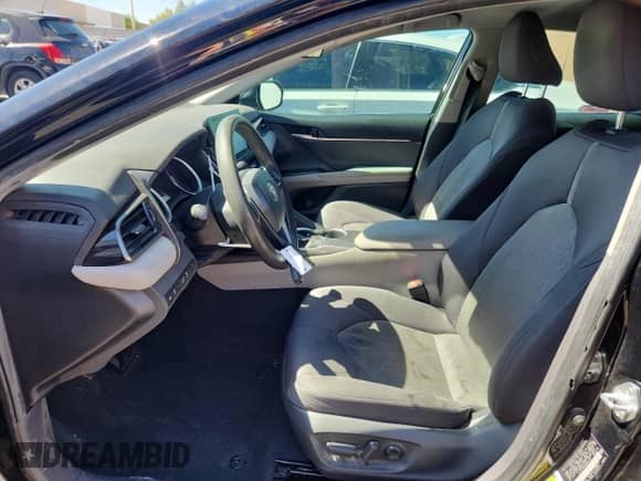 2021 Toyota Camry LE z VIN 4T1C11AK7MU600170, wystawiony jako Copart lot #81105525 z przebiegiem 87 517 mil mil oraz Szkoda całkowita • Salvage title. Historia ofert i sprzedaży dostępna na DreamBid. Obrazek 7.