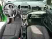 2014 Chevrolet Sonic LT z VIN 1G1JC5SH1E4235981, wystawiony jako Copart lot #86264865 z przebiegiem Nie podano mil oraz Czysty tytuł • Clean title. Historia ofert i sprzedaży dostępna na DreamBid. Obrazek 8.