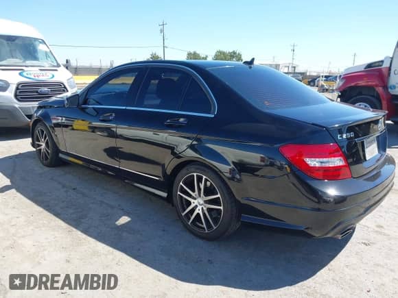 2014 Mercedes-Benz C 250 Sport с VIN WDDGF4HB3EG241520, выставлен на аукционе IAAI как лот 43016977 с пробегом 89 674 миль миль и . История ставок и продаж доступна на DreamBid. Изображение 3.
