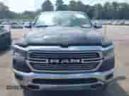 2020 Ram 1500 Laramie z VIN 1C6SRFJT5LN297520, wystawiony jako IAAI lot #43244012 z przebiegiem 133 941 mil mil oraz . Historia ofert i sprzedaży dostępna na DreamBid. Obrazek 12.