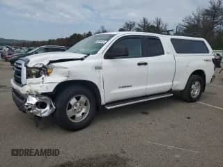 2010 Toyota Tundra с VIN 5TFUY5F17AX111497, выставлен на аукционе Copart как лот 68391925 с пробегом 124 267 миль миль и Списание • Salvage title. История ставок и продаж доступна на DreamBid. Изображение 1.