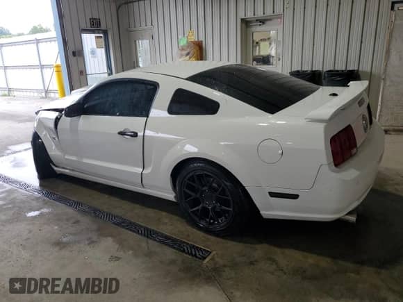 2007 Ford Mustang GT Deluxe z VIN 1ZVFT82H975335304, wystawiony jako Copart lot #67806895 z przebiegiem 77 475 mil mil oraz Szkoda całkowita • Salvage title. Historia ofert i sprzedaży dostępna na DreamBid. Obrazek 2.