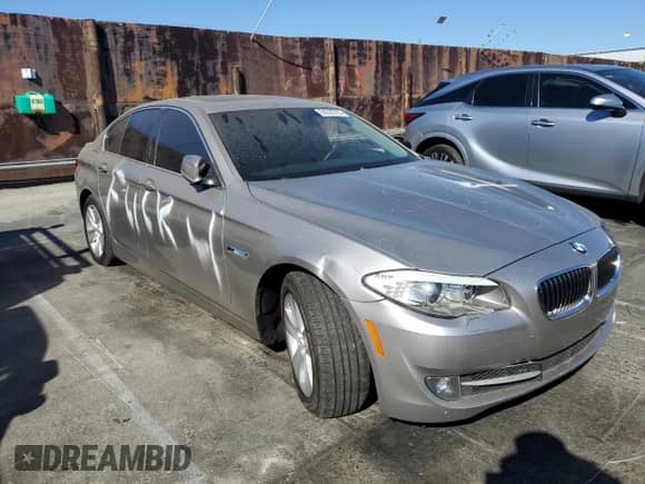 2012 BMW 5 Series 528i с VIN WBAXG5C57CDX02812, выставлен на аукционе Copart как лот 84225515 с пробегом 156 077 миль миль и Списание • Salvage title. История ставок и продаж доступна на DreamBid. Изображение 4.