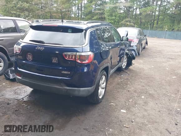 2017 Jeep Compass Latitude z VIN 3C4NJCBB8HT643116, wystawiony jako IAAI lot #43408019 z przebiegiem 43 414 mil mil oraz . Historia ofert i sprzedaży dostępna na DreamBid. Obrazek 4.