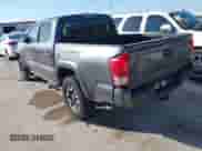 2017 Toyota Tacoma TRD Off Road z VIN 5TFAZ5CN9HX033838, wystawiony jako IAAI lot #43364641 z przebiegiem 196 091 mil mil oraz . Historia ofert i sprzedaży dostępna na DreamBid. Obrazek 3.