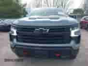 2024 Chevrolet Silverado 1500 LT Trail Boss z VIN 3GCUDFED3RG430280, wystawiony jako IAAI lot #42136924 z przebiegiem 2 261 mil mil oraz . Historia ofert i sprzedaży dostępna na DreamBid. Obrazek 12.