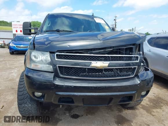 2010 Chevrolet Suburban LT z VIN 1GNUCJE08AR133987, wystawiony jako IAAI lot #42413997 z przebiegiem 268 401 mil mil oraz . Historia ofert i sprzedaży dostępna na DreamBid. Obrazek 13.