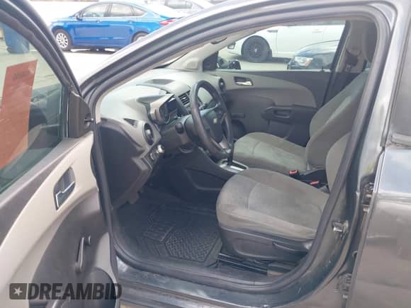 2013 Chevrolet Sonic LS z VIN 1G1JA5SH4D4138164, wystawiony jako IAAI lot #42677319 z przebiegiem 144 244 mil mil oraz . Historia ofert i sprzedaży dostępna na DreamBid. Obrazek 5.