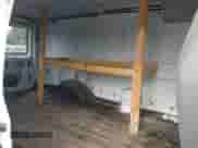 2005 Ford Econoline Cargo z VIN 1FTRE14W65HA89658, wystawiony jako IAAI lot #42965172 z przebiegiem 208 734 mil mil oraz . Historia ofert i sprzedaży dostępna na DreamBid. Obrazek 8.