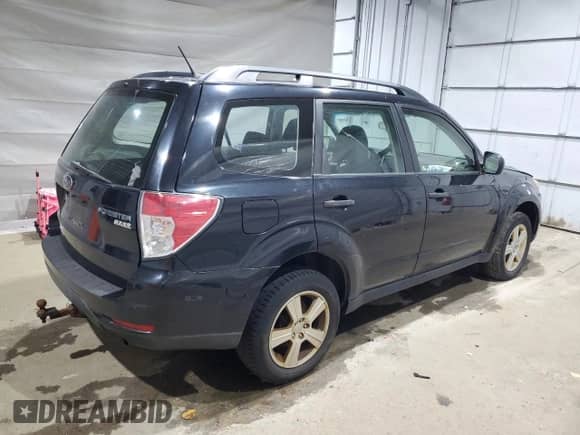 2013 Subaru Forester X z VIN JF2SHABC0DG437025, wystawiony jako Copart lot #82764025 z przebiegiem 234 398 mil mil oraz Czysty tytuł • Clean title. Historia ofert i sprzedaży dostępna na DreamBid. Obrazek 3.