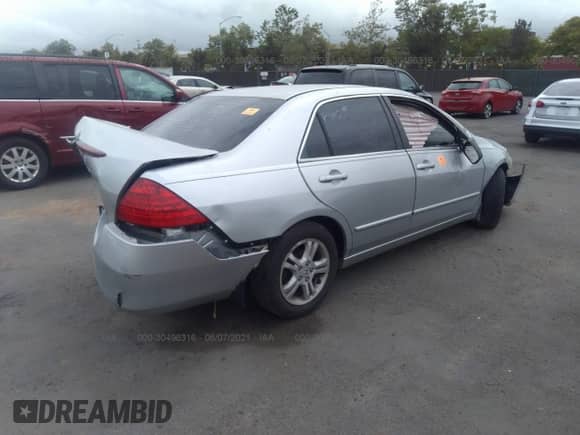 2007 Honda Accord EX z VIN 1HGCM56777A075304, wystawiony jako IAAI lot #30496316 z przebiegiem Nie podano mil oraz . Historia ofert i sprzedaży dostępna na DreamBid. Obrazek 4.