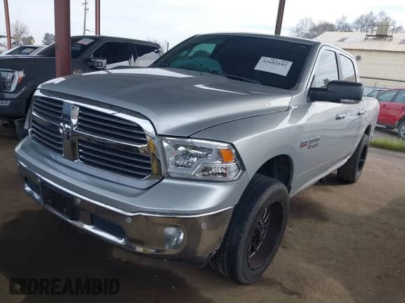 2017 Ram 1500 Big Horn z VIN 1C6RR6LT3HS582981, wystawiony jako IAAI lot #41682102 z przebiegiem 125 538 mil mil oraz . Historia ofert i sprzedaży dostępna na DreamBid. Obrazek 2.