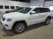 2019 Jeep Grand Cherokee Laredo E z VIN 1C4RJFAG9KC726931, wystawiony jako Copart lot #70262375 z przebiegiem 184 999 mil mil oraz Szkoda całkowita • Salvage title. Historia ofert i sprzedaży dostępna na DreamBid. Obrazek 1.