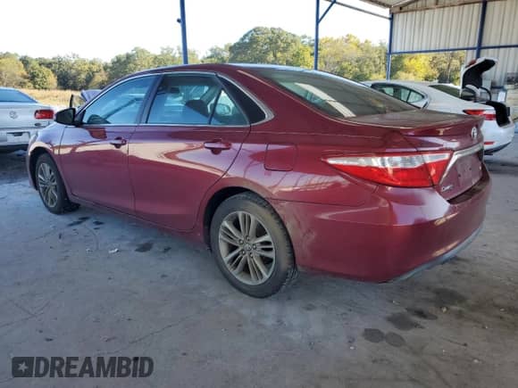 2017 Toyota Camry XLE z VIN 4T1BF1FK0HU720131, wystawiony jako Copart lot #82687105 z przebiegiem 136 438 mil mil oraz Czysty tytuł • Clean title. Historia ofert i sprzedaży dostępna na DreamBid. Obrazek 2.