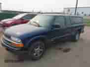 2003 Chevrolet S-10 LS z VIN 1GCDT19X738135867, wystawiony jako IAAI lot #42350932 z przebiegiem 154 541 mil mil oraz . Historia ofert i sprzedaży dostępna na DreamBid. Obrazek 2.