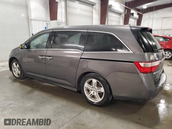 2013 Honda Odyssey Touring z VIN 5FNRL5H94DB035095, wystawiony jako Copart lot #87411385 z przebiegiem 241 495 mil mil oraz Czysty tytuł • Clean title. Historia ofert i sprzedaży dostępna na DreamBid. Obrazek 2.