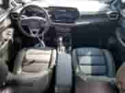 2024 Chevrolet TrailBlazer ACTIV z VIN KL79MVSL1RB102566, wystawiony jako Copart lot #56677815 z przebiegiem 8 886 mil mil oraz Szkoda całkowita • Salvage title. Historia ofert i sprzedaży dostępna na DreamBid. Obrazek 8.