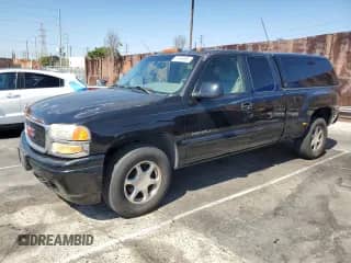 2002 GMC Sierra 1500 Denali z VIN 2GTFK69U821391080, wystawiony jako Copart lot #48396695 z przebiegiem 150 922 mil mil oraz Czysty tytuł • Clean title. Historia ofert i sprzedaży dostępna na DreamBid. Obrazek 1.