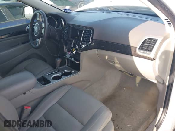 2012 Jeep Grand Cherokee Laredo z VIN 1C4RJEAG4CC212254, wystawiony jako IAAI lot #42743845 z przebiegiem 123 683 mil mil oraz . Historia ofert i sprzedaży dostępna na DreamBid. Obrazek 5.