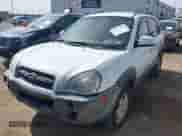 2007 Hyundai Tucson SE z VIN KM8JN12D77U567610, wystawiony jako IAAI lot #42247105 z przebiegiem 171 833 mil mil oraz . Historia ofert i sprzedaży dostępna na DreamBid. Obrazek 2.