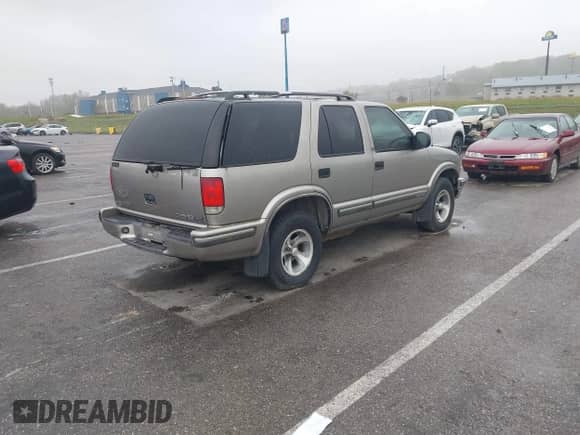 1999 Chevrolet Blazer LT with VIN 1GNCS13W9X2158646, listed as a IAAI auction lot 43550215 with 263,700 mi miles and . Bid and sale history available at DreamBid. Image 4.