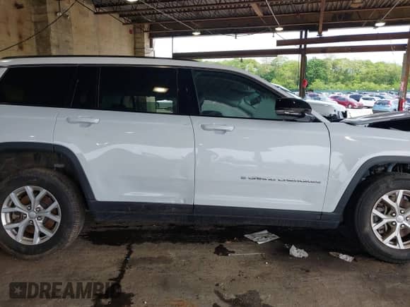 2023 Jeep Grand Cherokee Limited z VIN 1C4RJKBGXP8767666, wystawiony jako IAAI lot #42364044 z przebiegiem 22 631 mil mil oraz . Historia ofert i sprzedaży dostępna na DreamBid. Obrazek 13.