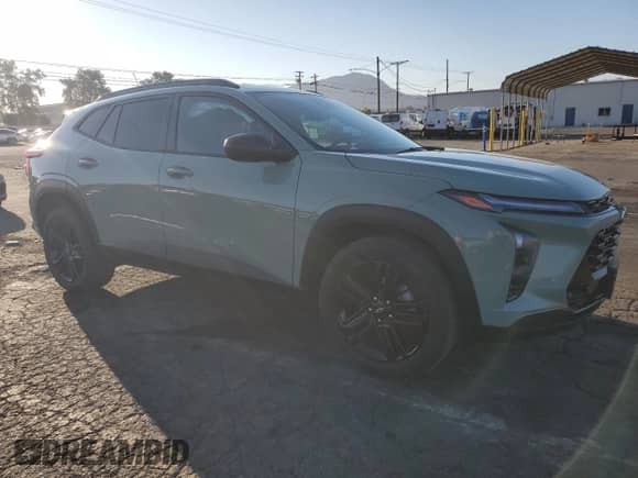 2025 Chevrolet Trax ACTIV с VIN KL77LKEP5SC037437, выставлен на аукционе Copart как лот 70948585 с пробегом 21 014 миль миль и Списание • Salvage title. История ставок и продаж доступна на DreamBid. Изображение 4.