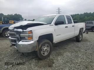 2015 Chevrolet Silverado 2500HD Work Truck z VIN 1GC2KUEG8FZ536649, wystawiony jako Copart lot #61070025 z przebiegiem Nie podano mil oraz Szkoda całkowita • Salvage title. Historia ofert i sprzedaży dostępna na DreamBid. Obrazek 1.
