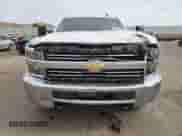 2015 Chevrolet Silverado 2500HD Work Truck z VIN 1GC1KUE81FF569806, wystawiony jako Copart lot #90887985 z przebiegiem 160 674 mil mil oraz Czysty tytuł • Clean title. Historia ofert i sprzedaży dostępna na DreamBid. Obrazek 5.