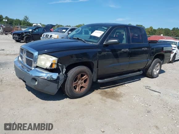 2005 Dodge Dakota SLT z VIN 1D7HE48N25S142458, wystawiony jako IAAI lot #43213106 z przebiegiem 196 705 mil mil oraz . Historia ofert i sprzedaży dostępna na DreamBid. Obrazek 2.