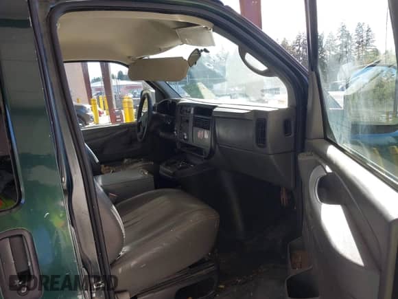 2006 Chevrolet Express Cargo z VIN 1GCHG35U961271623, wystawiony jako IAAI lot #43345381 z przebiegiem 218 399 mil mil oraz . Historia ofert i sprzedaży dostępna na DreamBid. Obrazek 5.