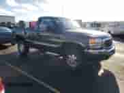 2003 GMC Sierra 1500 SLE z VIN 1GTEK14V23Z254997, wystawiony jako Copart lot #80293904 z przebiegiem 242 384 mil mil oraz Szkoda całkowita • Salvage title. Historia ofert i sprzedaży dostępna na DreamBid. Obrazek 4.