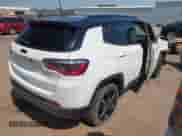 2019 Jeep Compass Altitude z VIN 3C4NJCBBXKT636725, wystawiony jako IAAI lot #43200549 z przebiegiem 99 713 mil mil oraz . Historia ofert i sprzedaży dostępna na DreamBid. Obrazek 4.
