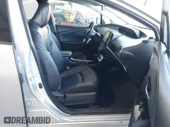 2018 Toyota Prius Plus z VIN JTDKARFP9J3078890, wystawiony jako IAAI lot #42617146 z przebiegiem 59 270 mil mil oraz . Historia ofert i sprzedaży dostępna na DreamBid. Obrazek 5.