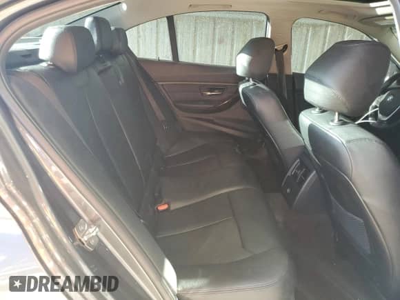 2015 BMW 3 Series 328i xDrive z VIN WBA3B5C56FF962818, wystawiony jako Copart lot #81593555 z przebiegiem 65 418 mil mil oraz Szkoda całkowita • Salvage title. Historia ofert i sprzedaży dostępna na DreamBid. Obrazek 10.