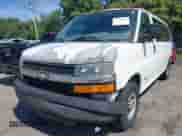 2004 Chevrolet Express Passenger z VIN 1GAHG39U241208816, wystawiony jako IAAI lot #42460038 z przebiegiem 295 763 mil mil oraz . Historia ofert i sprzedaży dostępna na DreamBid. Obrazek 6.