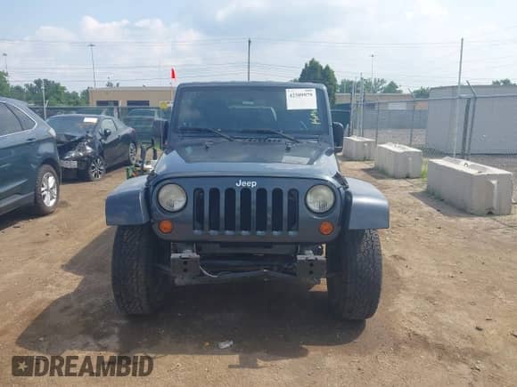 2007 Jeep Wrangler Unlimited Sahara z VIN 1J4GA591X7L117415, wystawiony jako IAAI lot #42509979 z przebiegiem 96 192 mil mil oraz . Historia ofert i sprzedaży dostępna na DreamBid. Obrazek 13.