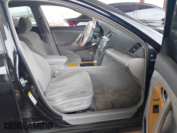 2007 Toyota Camry CE z VIN 4T1BE46K87U583491, wystawiony jako IAAI lot #43029638 z przebiegiem 292 872 mil mil oraz . Historia ofert i sprzedaży dostępna na DreamBid. Obrazek 5.