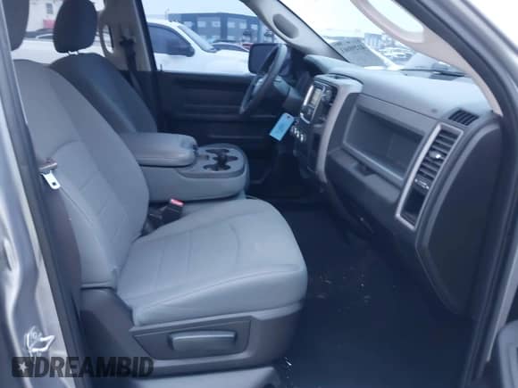 2019 Ram 1500 Express z VIN 1C6RR7KT7KS743055, wystawiony jako IAAI lot #41298661 z przebiegiem 57 536 mil mil oraz . Historia ofert i sprzedaży dostępna na DreamBid. Obrazek 5.