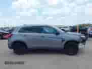 2023 Mitsubishi Outlander ES z VIN JA4ARUAU0PU016991, wystawiony jako IAAI lot #42406548 z przebiegiem 25 351 mil mil oraz . Historia ofert i sprzedaży dostępna na DreamBid. Obrazek 13.