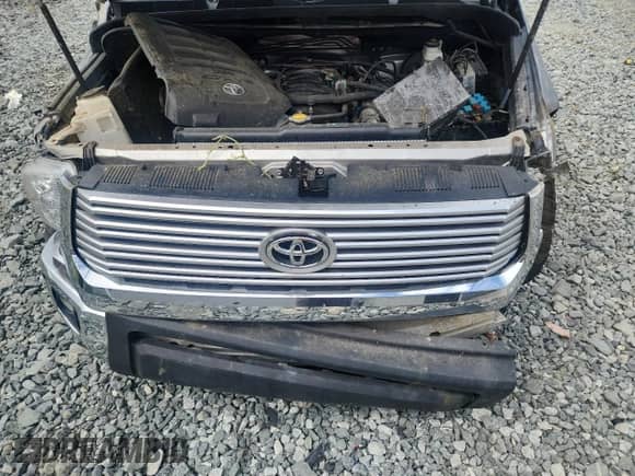 2016 Toyota Tundra Limited z VIN 5TFBW5F19GX501782, wystawiony jako Copart lot #69776075 z przebiegiem Nie podano mil oraz Czysty tytuł • Clean title. Historia ofert i sprzedaży dostępna na DreamBid. Obrazek 11.