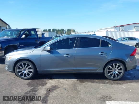 2017 Volvo S60 Inscription с VIN LYV402HK7HB120640, выставлен на аукционе IAAI как лот 41583114 с пробегом 71 884 миль миль и . История ставок и продаж доступна на DreamBid. Изображение 14.
